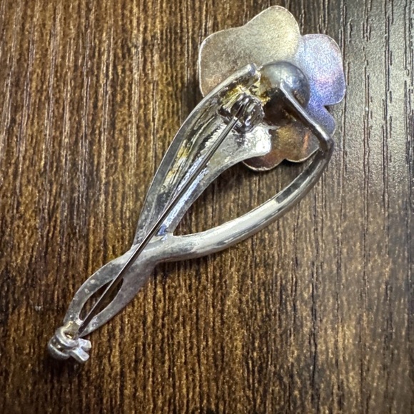 Vintage Silver Tone White Petunia Flower Faux Pearl Floral Brooch Pin Lapel - Picture 3 of 3